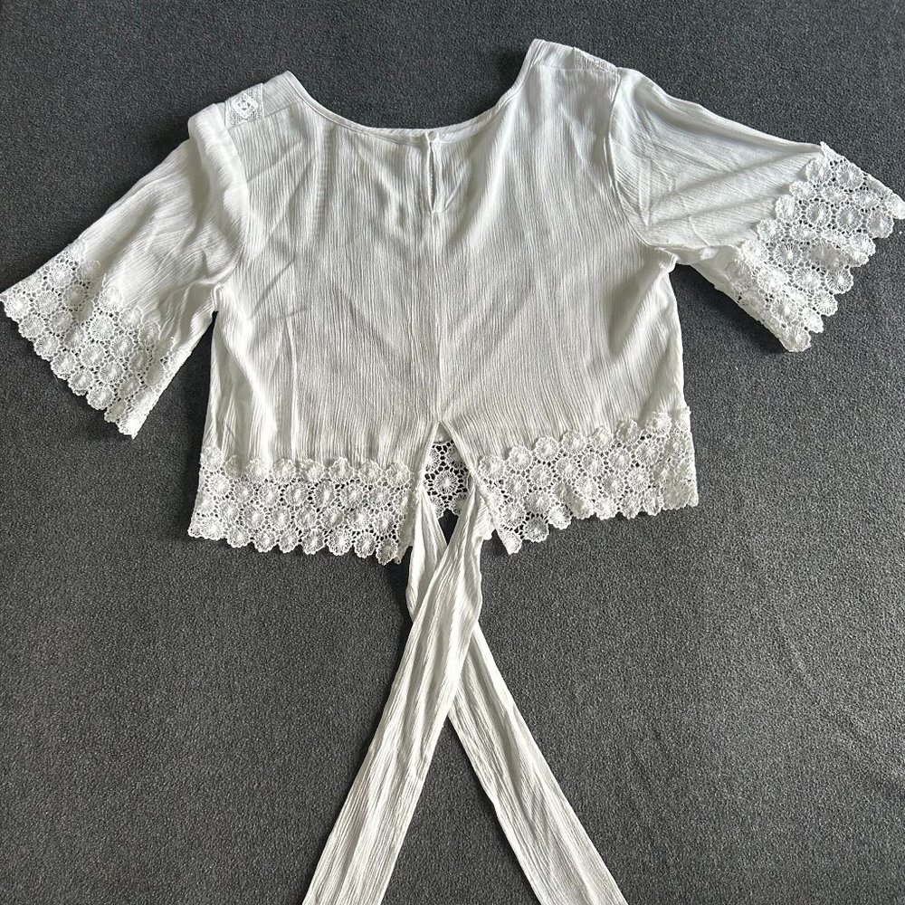 Lace motif white crop top